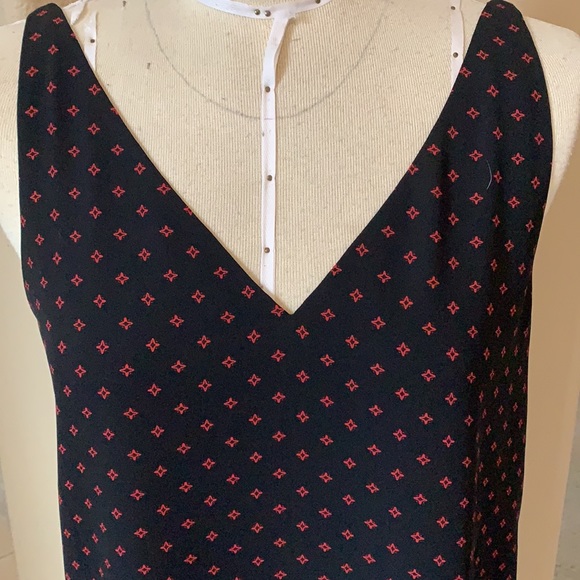 Express sleeveless top - Picture 2 of 6